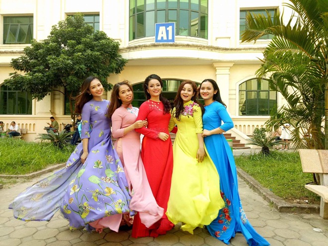 Giảng viên Tân Nhàn cùng các sinh viên làm MV chào mừng ngày 20/11